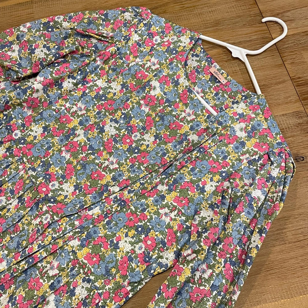 Floral Dress with tie and assymetrical buttons, puffy sleeves